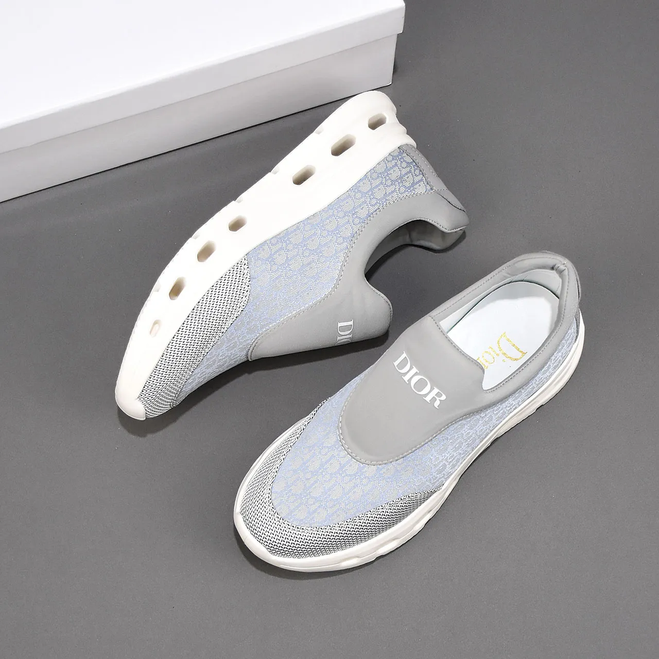 PP420🍒🍒🍒Dior's new 🆕low-cut casual sneakers, made of breathable mesh, with brand signature details on the shoe collar to enhance style. Fashionable and versatile, it can complement any look. With a sophisticated design that is both dynamic and modern, this new must-have shoe adds a new dimension to Dior's legacy, displaying modern elegance. Men's shoes 38-44 45🉑️customized